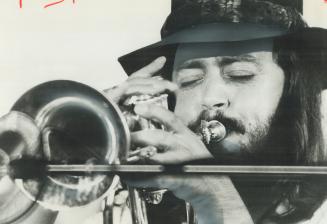 Jazz at the Forum. Fleugalhornist Chuck Mangione's quintet attracted more than 9,000 to the Ontario Place Forum Sunday night, and found its audience g(...)