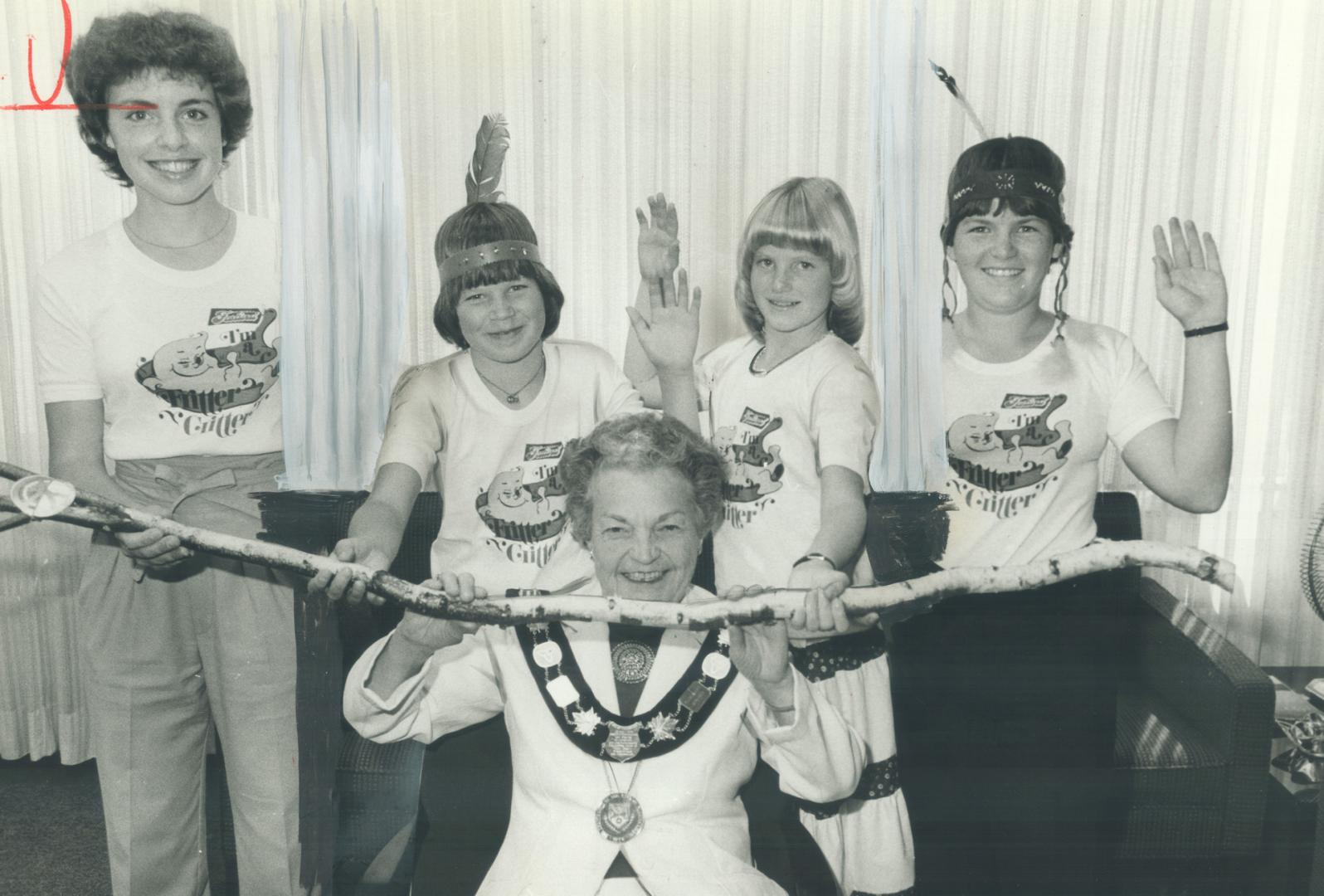 Peace! Patti Peeling, left, and Catherine Waring present Mississuga Mayor Hazel McCallion with a speaker's staff after city youngsters signed a peace (...)