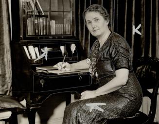 Will meet their majesties. During the rest period in the late afternoon of their majesties' visit to Toronto next Monday, Mrs. Albert Matthews, right,(...)