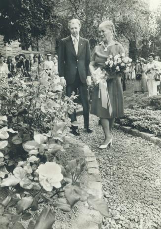 A garden for the queen. Lieutenant-Governor Pauline McGibbon tours Queen Elizabeth II Silver Jubilee Rose Garden with Carl Lee Shain, chairman of th M(...)