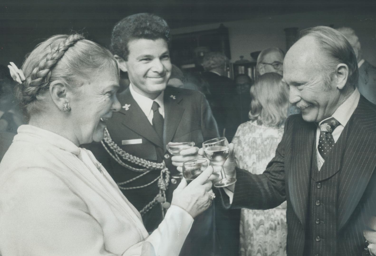 7 P.M. At a cocktail party in Toronto, Pauline McGibbon joins Israeli Consul General Shmuel Ovnat, right, and Lt. D. A. Rubin, in a toast to 28th anni(...)