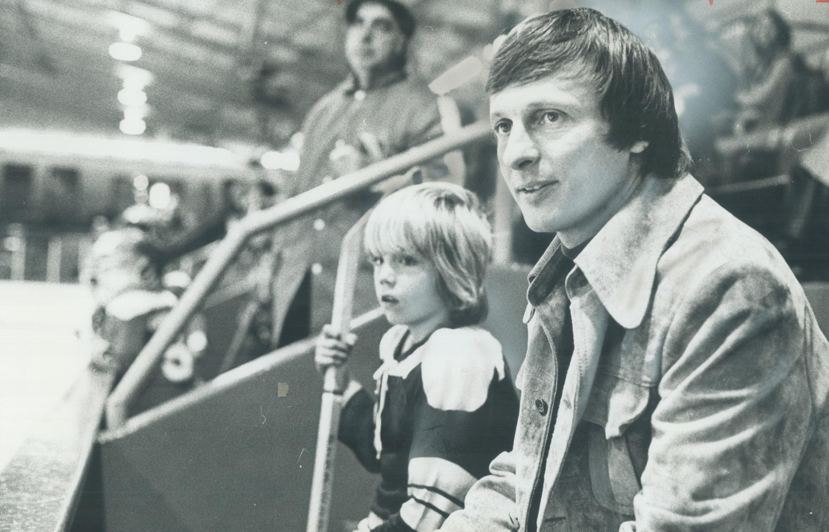 Violence in amateur hockey is being investigated by lawyer William McMurtry, who watches a house-league game Saturday night with Jim Locke, 7, who pla(...)