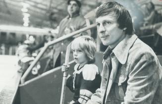 Violence in amateur hockey is being investigated by lawyer William McMurtry, who watches a house-league game Saturday night with Jim Locke, 7, who pla(...)