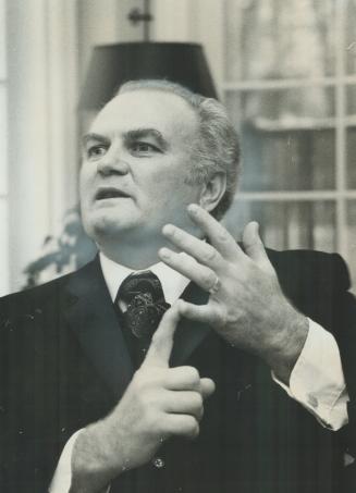 International-renowned tenor Jon Vickers furrowed his brow, set his jaw and delivered a blistering denunciation of cultural nationalism yesterday, at (...)
