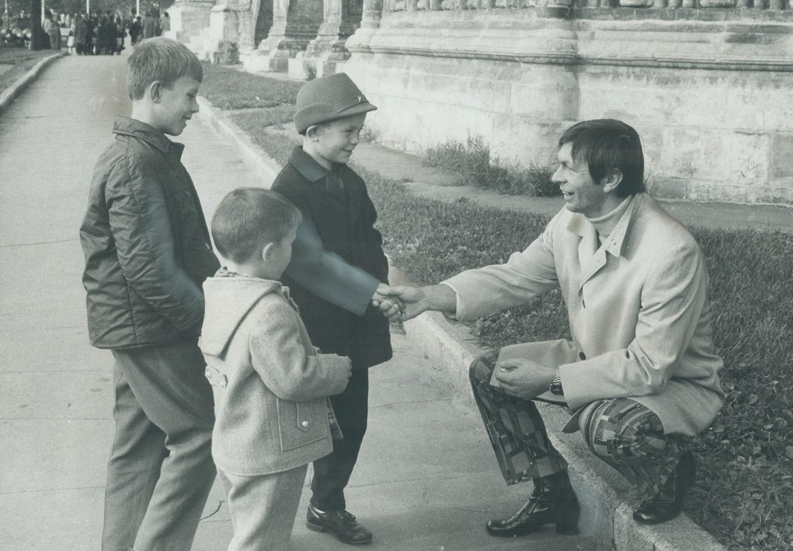 A superstar . . . just for gum: Cenre Stan Mikita chats with three younsters on Red Square with a handful of bubble gum at the ready, just in case. Te(...)