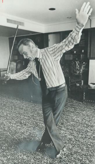 A Nimble demonstration of a music hall softshoe shuffle was given by actor John Mills during recent interview with Star staff writer Frank Rasky. Mill(...)