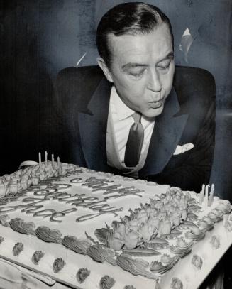 Candles after footlights. Ray Milland starred in Hostile Winess, which opened last night at the O'Keefe Centre, and celebrated his 58th birthday right(...)