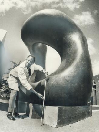 Patching up moore sculpture. Damaged by a skidding car during a snowstorm last April, Henry Moore's sculpture Two Forms was moved yesterday from concr(...)