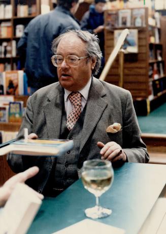 Rumpole will return. John Mortimer, creator of the lovable Horace Rumpole of the Bailey, found it thirsty work signing copies of his new novel, Paradi(...)