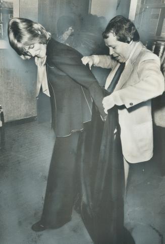 Murray and the mayor. Singer Anne Murray gets a helping hand with her coat from Mayor David Crombie after civic reception today at City Hall. Tonight (...)