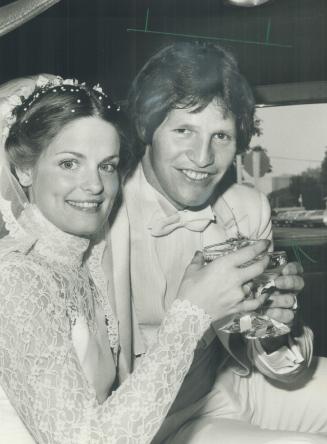 Centre-aisled. Montreal Canadiens' winger Mark Napier shares a toast with his bride, Janice Hughes of Toronto, after their wedding in Etobicoke's All (...)