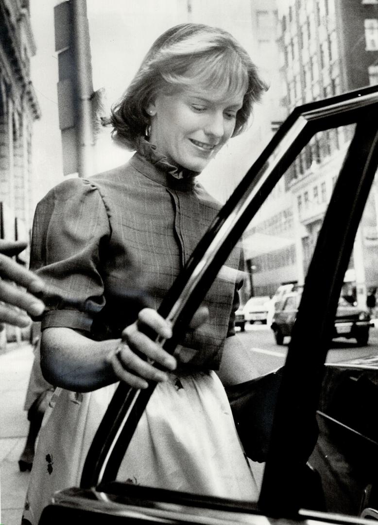 Ordeal ends, Susan Nelles smiles happily after being freed today on charges of murdering four infants at the Hospital for Sick Children. The decision (...)