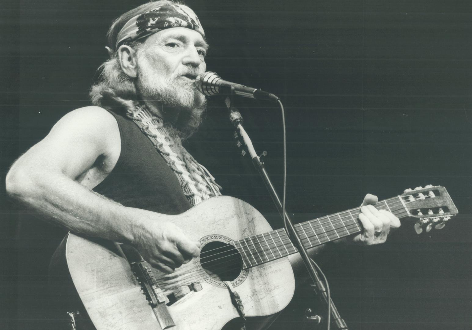 Willie's on the road again, Willie Nelson, the king of country music, rolled into town last night for his Grandstanding act at the Canadian National E(...)