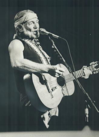Willie's looking wonderful, Willie Nelson, the pig-tailed king of country music, brought his road show version of his famous annual July 4 picnic to C(...)
