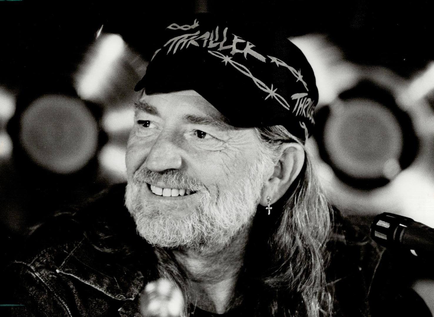 Willie's looking wonderful. Willie Nelson, the pony-tailed king of country music, looked jaunty in a Michael Jackson Thriller cap when he was presente(...)