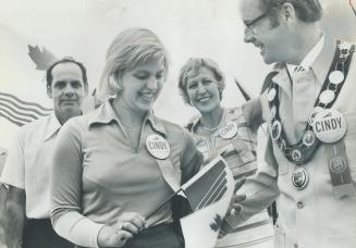 Back home after conquering the English Channel, Scarborough swimmer Cindy Nicholas is welcomed at Toronto International Airport by borough Mayor Paul (...)