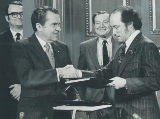 U.S. president Richard Nixon and Prime Minister Trudeau shake hands after singing an agreement April 15 committing both countries to a massive Great L(...)