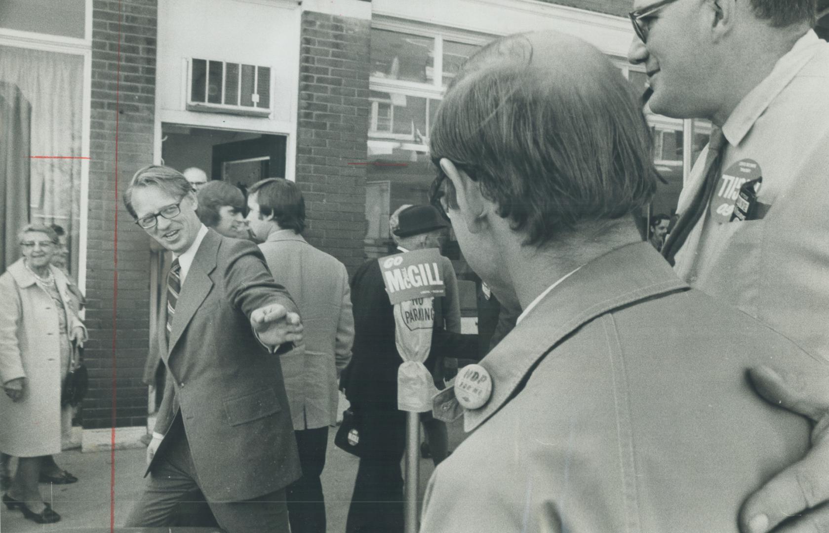 Robert Nixon, leader of the Ontario Liberal party, gives a victory gesture to a supporter on the main street in Bracebridge. Nixon will watch the elec(...)