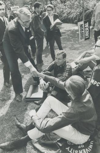 Campaigning on campus of University of Toronto yesterday, Ontario Liberal Leader Robert Nixon chatted with lunching students and munched hurriedly on (...)