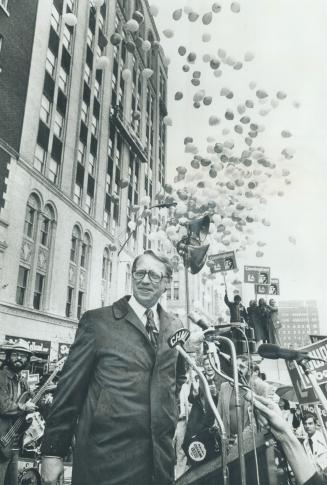 Balloons floated up as Liberal Leader Robert Nixon, to the tune of the title song from Jesus Christ Superstar, greeted 300 supporters yesterday in dow(...)