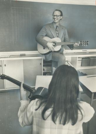 Learning the right pitch on a guitar, Ontario Liberal Leader Robert Nixon sits at the front of the class at Ryerson Public School in central Toronto y(...)