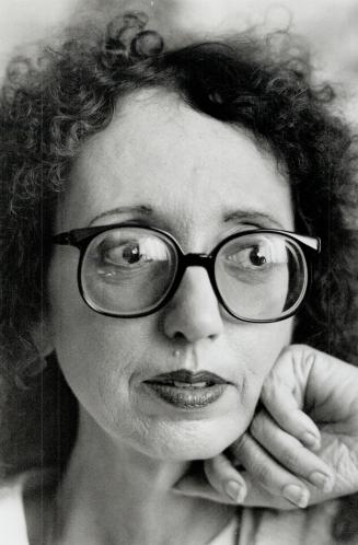 Novelist Joyce Carol Oates i very polite answering questions about her literary intentions, bu she only starts to show interest in the interview when (...)