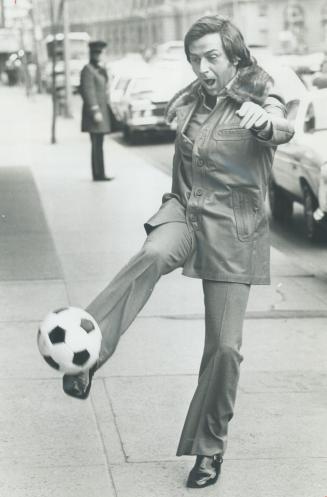 Britain's Des O'Connor, who headlines the London Palladium Show opening tonight at the O'Keefe Centre, is just crackers about soccer. He demonstrated (...)
