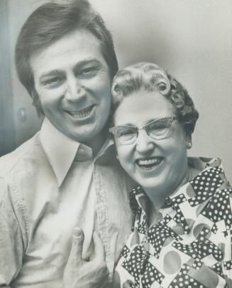 Singing star Des O'Connor gives Mrs. Nellie Cleland a big hug and says she reminds him of his mother. Mrs. Cleland went a Star columnist Lotta Dempsey(...)