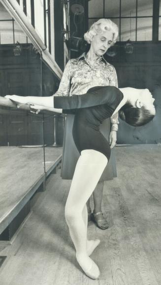 The wrong way to develop ballet skills is demonstrated by 14-year-old Nathalie Caris at the National Ballet School under the disapproving eye of Betty(...)