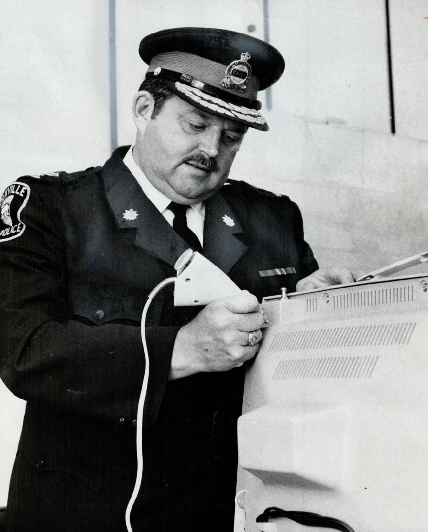 Crackdown on thievery, Oakville Police Chief Fred Oliver demonstrates how the vibro-graver is used to etch code numbers on the back of a television se(...)