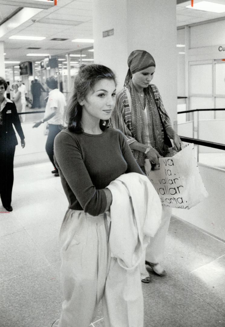 Star arrivals. Actress Tatum O'Neal (left) in the company of Richard Burton and his wife, Susan Hunt, and their dog Lupe, arrived at Toronto Internati(...)