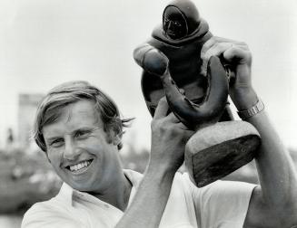 The winner, British professional Peter Oosterhuis holds a Inuit sculpture after winning Canadian Open championship yesterday at Glen Abbey in a thrill(...)