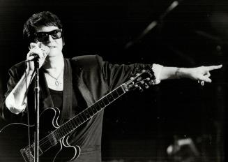 Orbison casts spell at Forum. While Molson Indy tries shrieked and squealed at Exhibition Place over the weekend, Roy Orbison crooned, soared and grow(...)