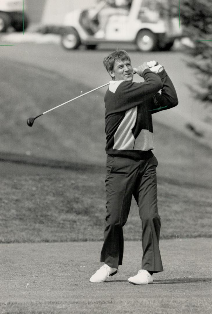 Tips bear-ly make a difference, Bobby Orr gets some friendly advice, top, from the Golden Bear, Jack Nicklaus, yesterday. But when Orr puts tips into (...)