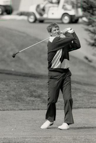 Tips bear-ly make a difference, Bobby Orr gets some friendly advice, top, from the Golden Bear, Jack Nicklaus, yesterday. But when Orr puts tips into (...)