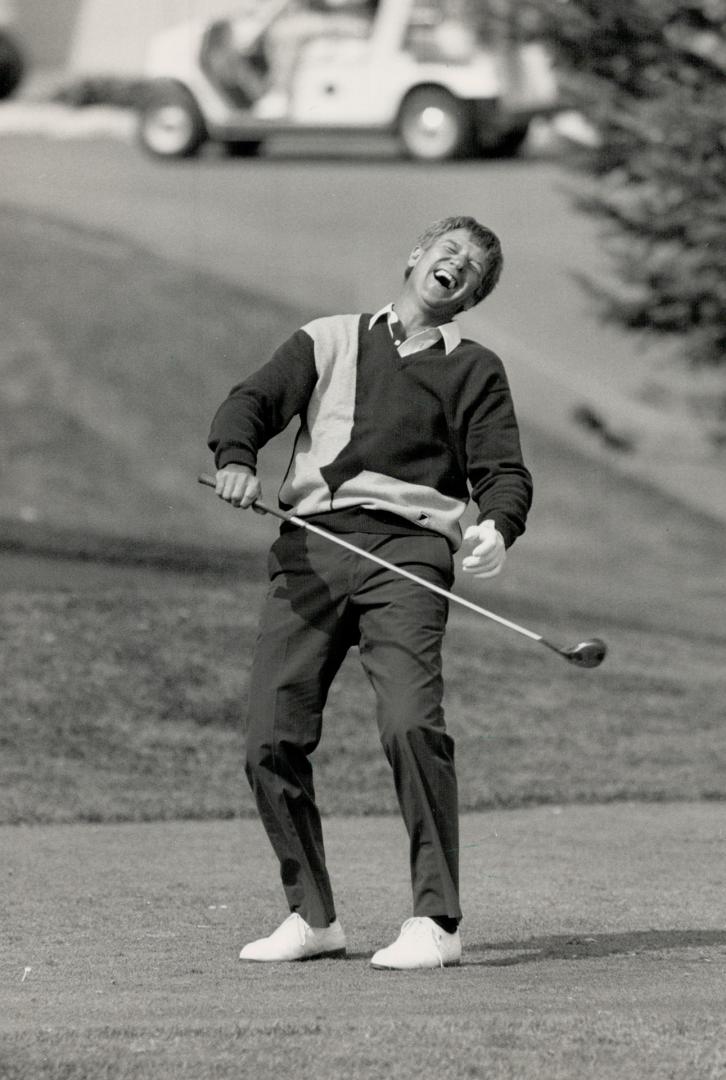 Tips bear-ly make a difference, Bobby Orr gets some friendly advice, top, from the Golden Bear, Jack Nicklaus, yesterday. But when Orr puts tips into (...)