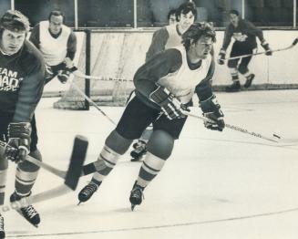He's back, Bobby Orr, regarded by many as the finest hockey player in history, takes part in a light workout with Team Canada yesterday in Maple Leaf (...)