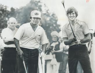 Superstars get together, Hockey's Bobby Orr, with golf's Lee Trevino looking on, assesses the results of his drive in yesterday's pro-celebrity golf t(...)