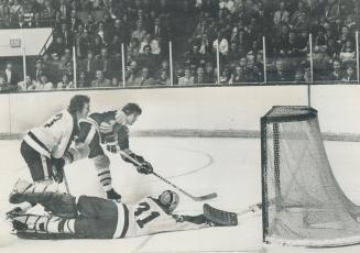 Superstar Bobby Orr completes end-end rush by pulling Leaf goaltender Gord McRae out of position and tucking puck into net in spite of close checking (...)