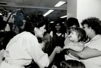 Star time at Sick Kids. Singer Marie Osmond shakes hands with Angela Quinn, 2, at Toronto's Hospital for Sick Children yesterday as delighted nurses l(...)