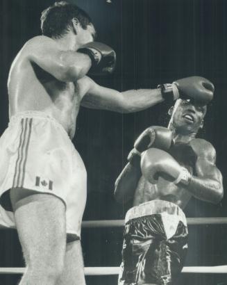 He shoots, he scores, Toronto's Shawn O'Sullivan connects with a solid left jab to the forehead of Junior Nash of Philadelphia during their main bout (...)