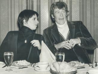 Headliners among the stars at yesterday's Variety Club luncheon, singer-actress Liza Minnelli and actor Peter O'Toole share a bit of friendly gossip. (...)