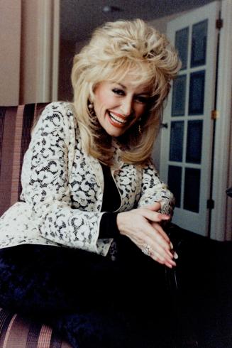 Straight talking lady, Dolly Parton plays a woman a lot like herself in Straight Talk, complete with ankle bacelets, big heels, big fingernails and big hair