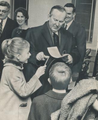 Pearson gets a breather. During a moment of relief in a tense day caused by the requested resignation of minister without portfolio Yvon Dupuis, Prime(...)