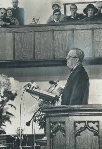 Preaching from pulpit of Aurora United Church, where his father served as minister 65 years ago, former prime minister Lester Pearson yesterday recall(...)