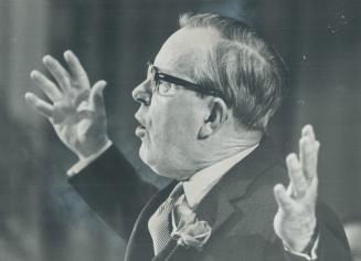 Liberal Leader Lester Pearson told a clapping, cheering Cooksville crowd of 2,000 last night that he wants to return to the United Nations as the Prim(...)