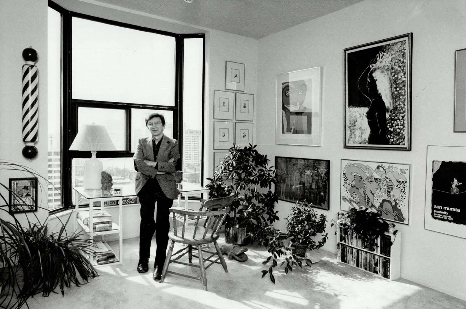 Relaxing room, Norm Perry's study, above, is a sunny plant-filled space where walls are accented by colorful works of art. From the vantage point of a(...)