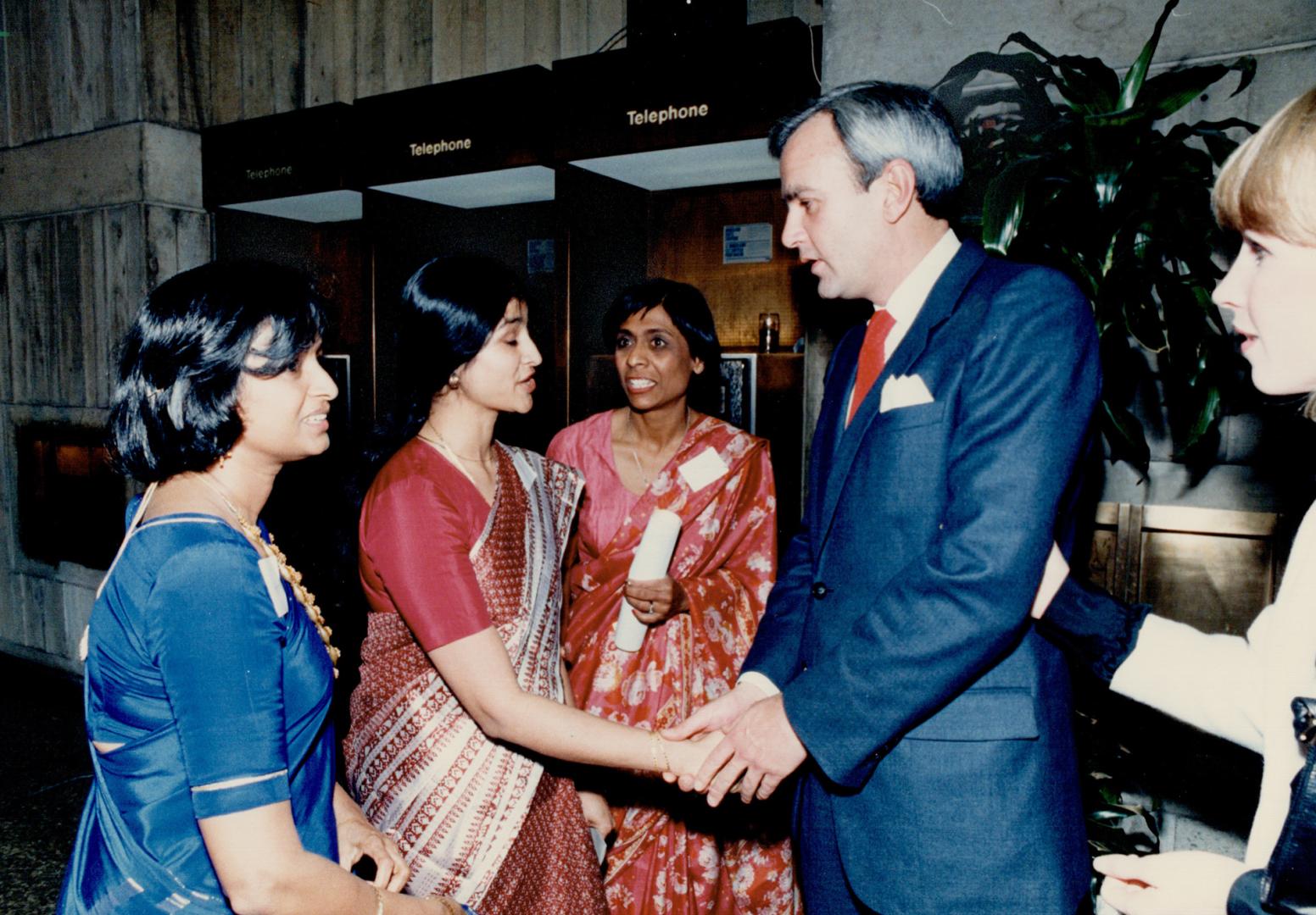 Tribute to victims, Ontario Premier David Peterson shakes hands with Jay Lakshman, who lost her husband and daughter in the crash of Air-India flight (...)