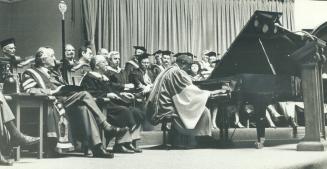 Dr. Peterson says it with music. Noted Canadian jazz pianist Oscar Peterson was conferred with an honorary degree of Doctor of Laws by the University (...)