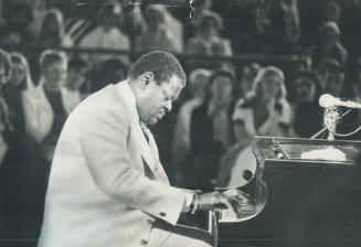 The man who had a 7,200-strong audience cheering at one point and deathly still at another, pianist Oscar Peterson was popular success in Ontario Plac(...)